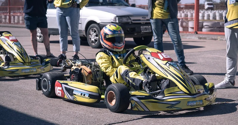 Comment conduire un kart : les bases à connaître avant de rouler
