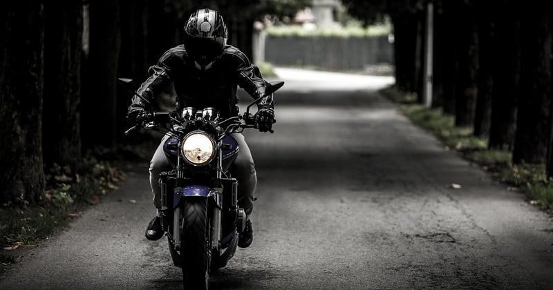 Comment améliorer son freinage en courbe sans perdre le contrôle